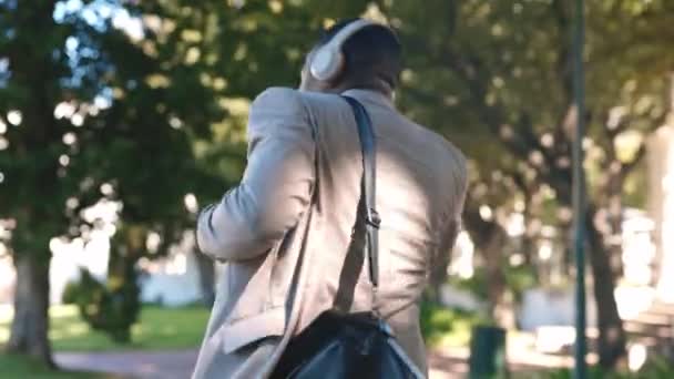 Dança Música Negócios Homem Negro Andando Parque Para Trabalhar Com — Vídeo de Stock