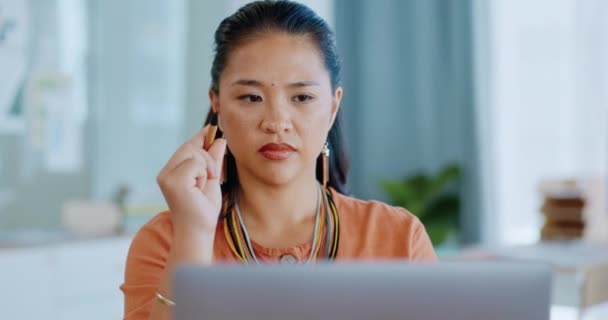 笔记本电脑 关注一个在办公室工作的亚洲女人的邮件 评论或报道 电脑和一位在办公桌前从事研究工作的女性员工的严肃态度 — 图库视频影像