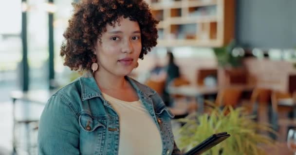Посмішка Планшет Малий Бізнес Чорною Жінкою Кафе Інвентаризації Соціальних Медіа — стокове відео
