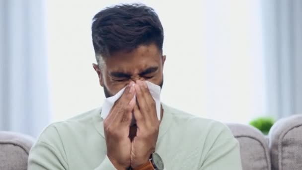Tkáň Kýchnutí Indián Fouká Nos Pohovku Obýváku Špatně Unavený Alergický — Stock video
