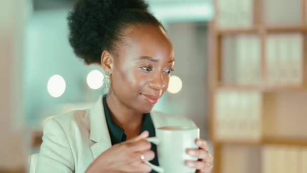 Disfrutar Mujer Feliz Negro Beber Café Trabajo Para Energía Calor — Vídeo de stock