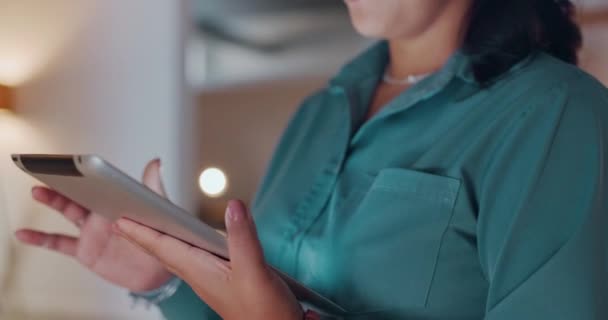 Tablet Noite Mulher Feliz Com Pesquisa Mercado Negócios Análise Financeira — Vídeo de Stock