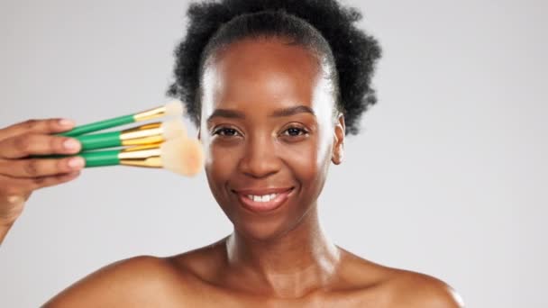 Gezicht Make Glimlach Zwarte Vrouw Met Borstels Studio Geïsoleerd Een — Stockvideo