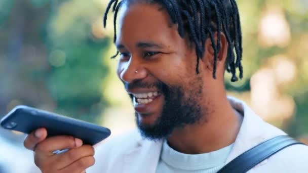 在城市里 打电话和拿着电话的黑人男人都在寻求信息 对话和交流 非洲男人对着手机话筒说话 进行讨论和录音 — 图库视频影像