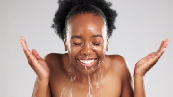 Twarz Pielęgnacja Skóry Rozprysk Wody Szczęśliwej Czarnej Kobiety Studiu Odizolowanej — Wideo stockowe