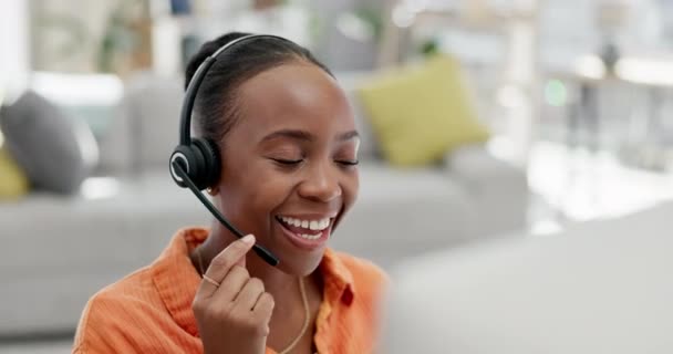 远程工作 快乐或黑人妇女在电话销售呼叫中心 客户服务或技术支持 在总部 沟通或销售代理 咨询或帮助提供建议 — 图库视频影像