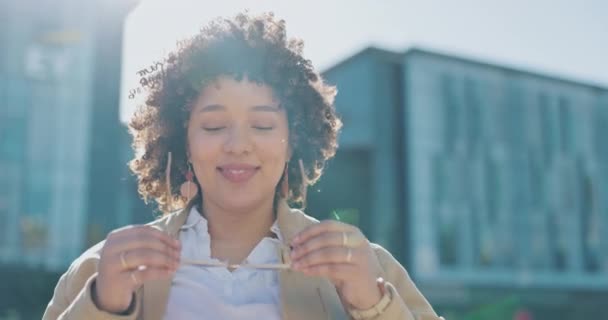 Šťastný Úsměv Žena Slunečními Brýlemi Městě Zatímco Dovolené Dobrodružství Nebo — Stock video