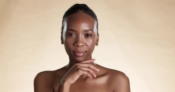 Tvář Černá Žena Péče Pleť Kosmetikou Dermatologií Krásou Hnědém Pozadí — Stock video