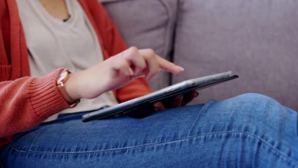 Zbliżenie Tabletu Kobiece Dłonie Kanapa Internetowych Mediów Społecznościowych Oprogramowania Lub — Wideo stockowe