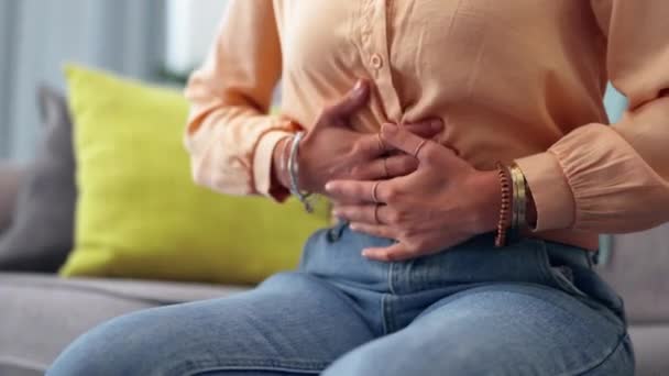 Maagpijn Spijsvertering Ziek Met Vrouw Bank Voor Menstruatie Krampen Constipatie — Stockvideo