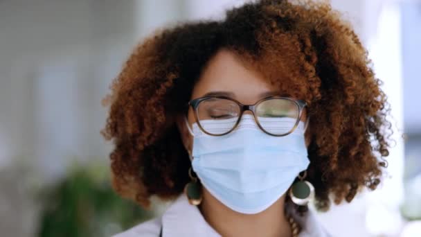 병원에서 치료받을 미소를 가리개를 기사보기 세계적 유행병 서비스를 준비하고 아프리카 — 비디오