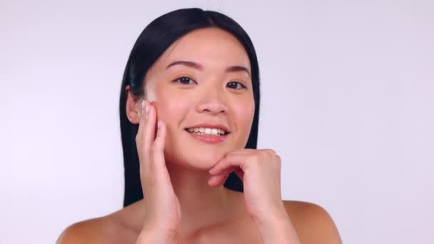 Soins Peau Visage Femme Asiatique Toucher Visage Pour Les Produits — Video
