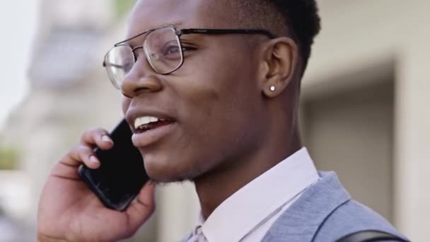 城市里的电话和对话 用于交流 旅行或户外交通 快乐的非裔美国男性在城市街道上谈论手机或网络 — 图库视频影像