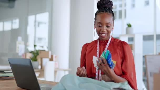 视频通话中 黑人女性设计师和纺织人员在网上讨论了彩色板的想法 办公室购物助理的谈话 工作交流 网络研讨会及时装设计 — 图库视频影像