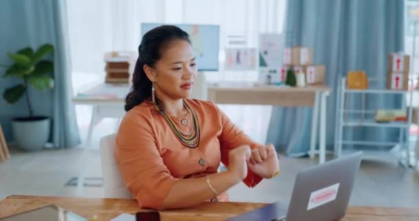オフィスのラップトップで働くリラックス オンラインEコマース またはワークライフバランスのためにデスクでストレッチアジアの女性 中小企業やスタートアップの成功のためのビジネスボスや物流人穏やかな 平和と幸せ — ストック動画