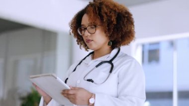 Siyahi kadın, doktor ve tablet sağlık araştırmaları, bakınmak ya da hastanede bilgi toplamak. Klinikte sağlık sigortası araması için dokunmatik ekran üzerinde çalışan Afro-Amerikalı kadın tıp uzmanı..