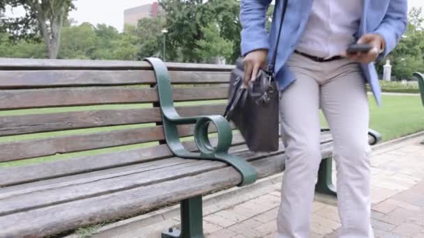 Zaken Park Zwarte Man Bank Stress Werkloos Met Depressie Angstig — Stockvideo