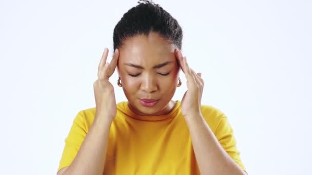 スタジオで白い背景に隔離された頭痛の痛みを持つストレス 疲れと黒の女性 バーンアウト 病気やアフリカの女の子が背景に片頭痛 不快感や精神的な健康のために彼女の寺院をマッサージ — ストック動画