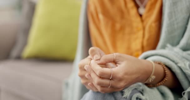 Gerginlik Alışkanlık Stres Kanepede Oturan Kadının Elleri Gergin Endişeli Depresyonda — Stok video