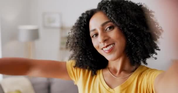 Onda Bem Vindo Vídeo Chamada Com Mulher Negra Sala Estar — Vídeo de Stock