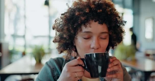 Ευτυχία Απόλαυση Και Γυναίκα Πίνοντας Καφέ Ένα Καφέ Σκεπτόμενη Και — Αρχείο Βίντεο