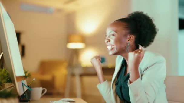黑人妇女 商界人士和电脑上庆祝胜利 晋升或跳舞的人士 晚上都会在办公室里听到好消息 快乐的非洲裔美国女性在电脑的舞蹈庆祝活动中获得了迟到的奖金或销售 — 图库视频影像