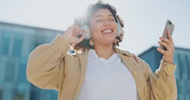 Koptelefoon Telefoon Zwarte Vrouw Stad Dansen Muziek Buitenlens Flare Voor — Stockvideo
