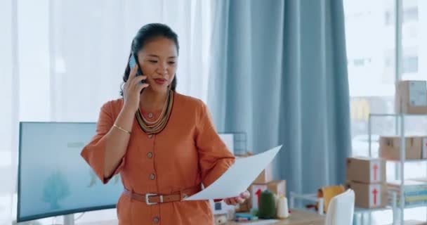 アジアの女性 小さなビジネスの所有者や電子商取引の売り手は 株式や宅配便のクライアントに話しています インドネシア人オフィスで携帯電話のパッケージサービスで話す人 — ストック動画
