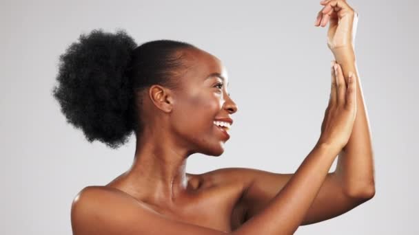 Schoonheid Lichaamsverzorging Zwarte Vrouw Studio Met Wellness Gezondheid Cosmetische Routine — Stockvideo
