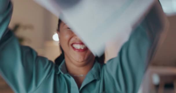 成功和女人扔纸来庆祝目标 指标和赢得交易 快乐的女性员工在晚上的办公室里 用空气中的文件庆祝 以获得好消息 奖金和动力 — 图库视频影像