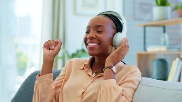 Zwarte Vrouw Koptelefoon Dansen Bank Plezier Zorgeloos Vrijheid Audio Woonkamer — Stockvideo