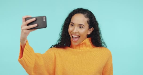 Selfie Pose Mujer Negra Con Teléfono Estudio Gesto Mano Señal — Vídeo de stock
