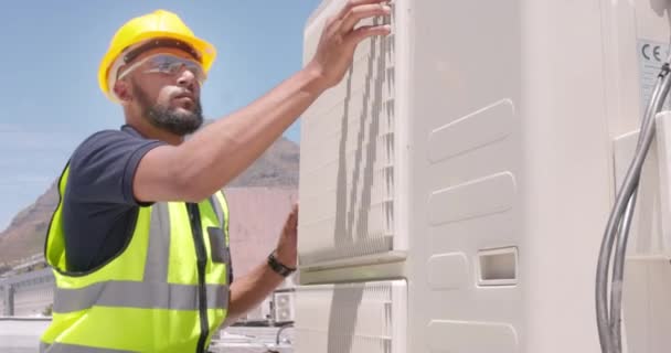 Klima Jeneratör Akım Onarım Teftiş Güç Kontrolü Için Çatıda Teknisyen — Stok video