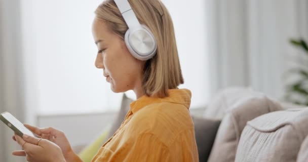 Kulaklıklar Kanepedeki Kadın Oturma Odasında Dinlenme Gülümsemeli Meditasyonlu Ses Podcast — Stok video