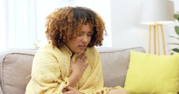 哮喘泵和妇女在沙发上有胸部问题 感染或生病在她家 吸入器和女性坐在沙发上 拿着毛毯 想从流感 感冒或过敏中恢复过来 — 图库视频影像