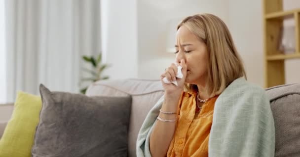 Mujer Asiática Sofá Estornudo Tos Con Tejido Salud Sufrimiento Sala — Vídeos de Stock