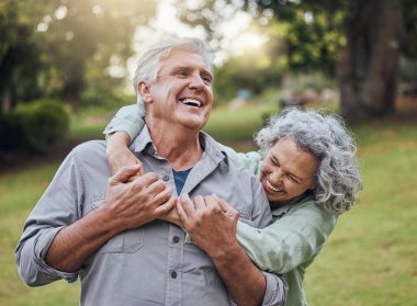 Kıdemli çift, Avustralya 'da rahatlamak, sağlık ve temiz hava için parkta, bahçede ve emeklilikte birbirine sarılıyor. Mutlu adam, komik kadın ve neşeli yaşlı insanlar gülüyor, şakadan ve aşktan zevk alıyor..