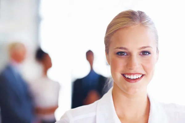 Ładna Bizneswoman Uśmiechnięta Drużyny Zbliżenie Ładnej Młodej Kobiety Wykonawczej Uśmiechającej — Zdjęcie stockowe