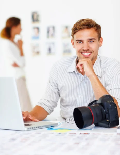 Jovem Fotógrafo Sorridente Retrato Jovem Fotógrafo Sorrindo Usando Laptop Com — Fotografia de Stock