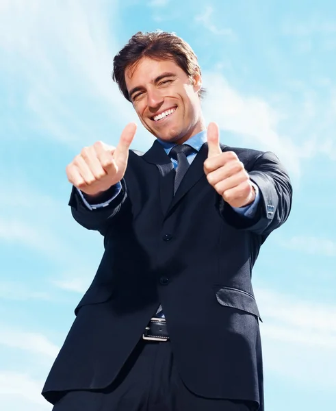 Умный Бизнесмен Подающий Большие Пальцы Фоне Неба Счастливый Умный Бизнесмен — стоковое фото
