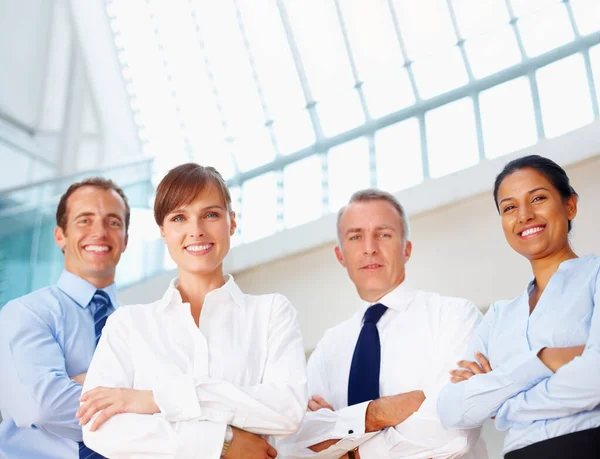 Éxito Con Trabajo Equipo Confiado Equipo Feliz Pie Con Los — Foto de Stock