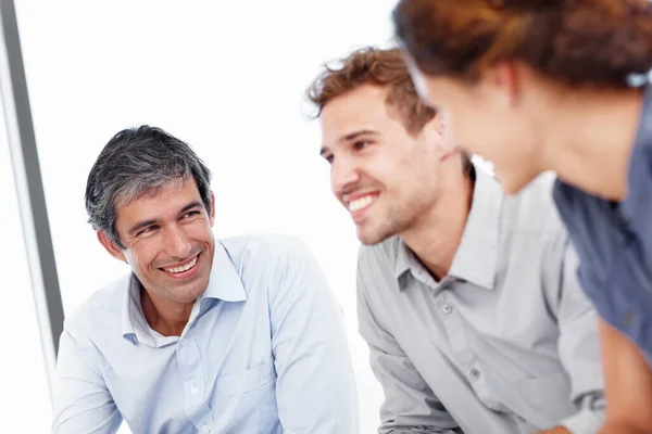 Harika Arkadaşlarıyla Iyi Bir Pozitif Görünüşlü Adamı Toplantıda Birlikte Konuşuyorlar — Stok fotoğraf