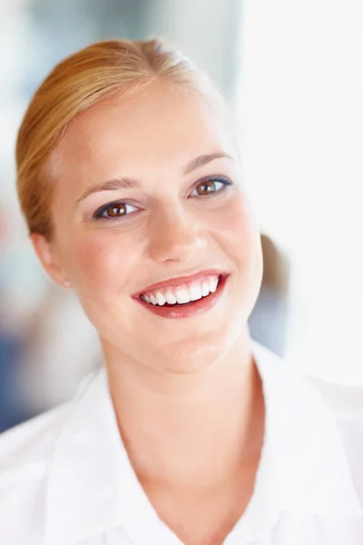 Atrakcyjna Młoda Bizneswoman Uśmiechnięta Zbliżenie Atrakcyjne Młody Biznes Kobieta Uśmiecha — Zdjęcie stockowe