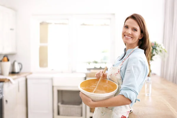 Perfecting Her Baking Skills Mature Woman Smiling She Bakes Kitchen — Stock Photo, Image