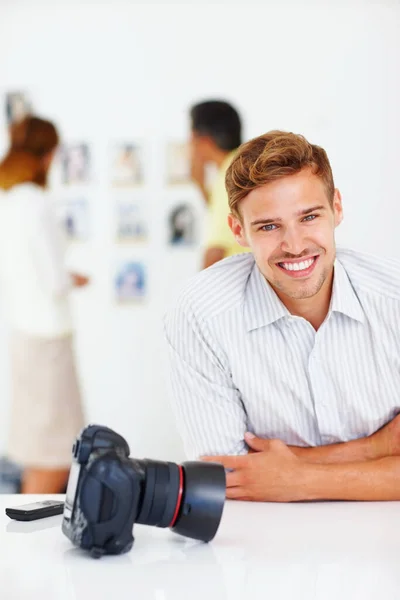 迷人的男性摄影师笑着 年轻摄影师的画像带着迷人的笑容和背景的人在一起 — 图库照片