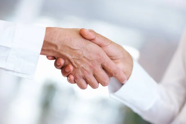 Acordo Fechar Dois Homens Negócios Apertando Mãos Com Outro — Fotografia de Stock