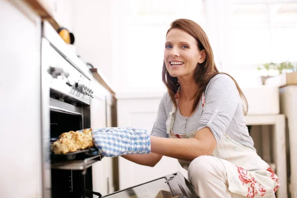 Perfect Batch Scones Portrait Mature Woman Taking Scones Out Oven — Stock Photo, Image