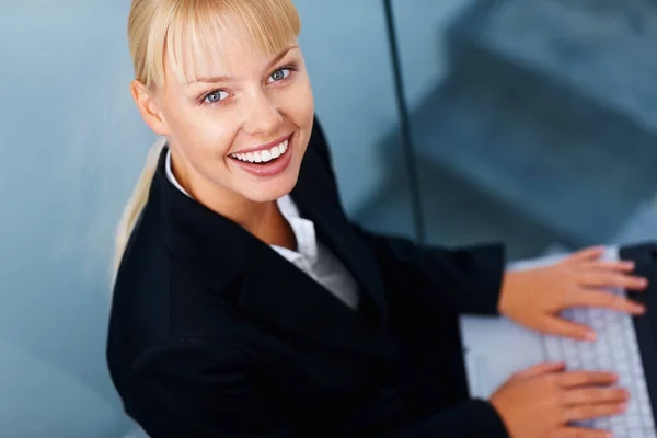 Vrouwelijke Leidinggevende Met Laptop Zakelijke Vrouw Glimlachen Werken Laptop — Stockfoto