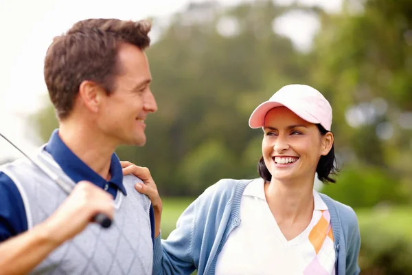 Atractiva Pareja Golf Atractiva Pareja Golf Sonriendo Mirándose — Foto de Stock