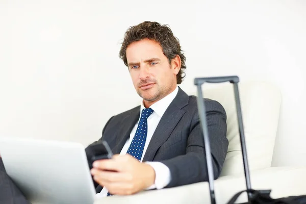 Listo Para Negocio Hombre Negocios Usando Teléfono Celular Portátil Sentado —  Fotos de Stock